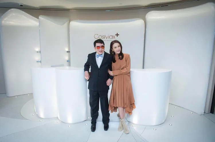 黎姿弟弟（左）經過10幾年復健，目前已經能站立。翻攝黎姿IG