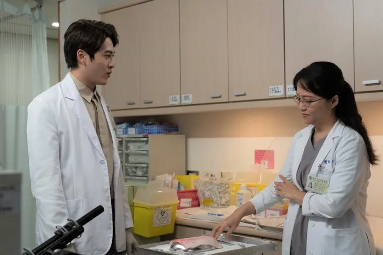 小劉醫師（右）客串內科醫師，教導菜鳥醫生黃新皓縫合技巧。公視提供