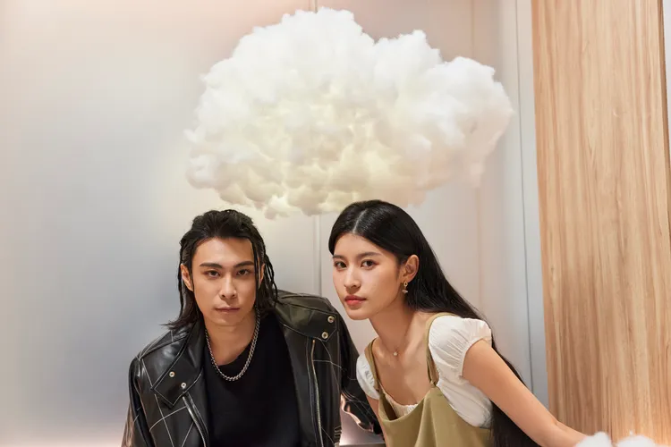 MAX （左）與女主角合拍MV。踢帕娛樂提供