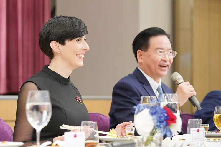 艾達莫娃及吳釗燮。外交部提供