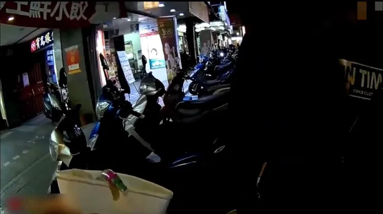 警方盤查未裝後照鏡的機車，後座男子竟遭多個法院通緝中。翻攝畫面