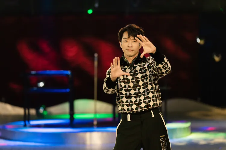 張棟樑在MV中即興唱跳。HEADLINE提供