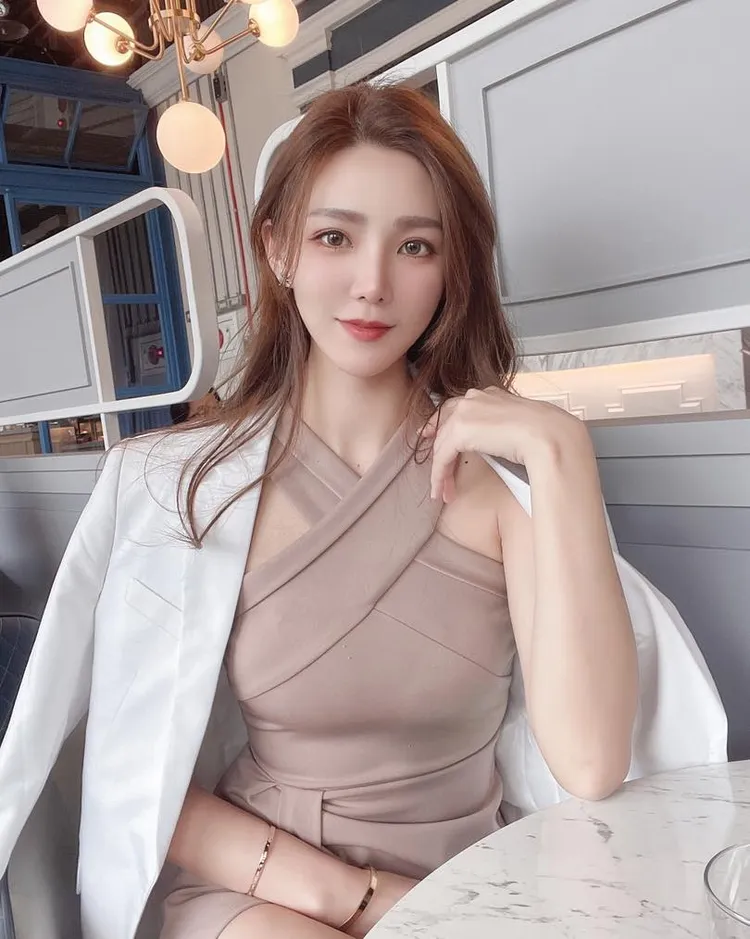 她也一度曾和網紅推手、A片導演圤智雨傳出緋聞。引自「工業凱C」臉書