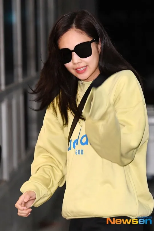 Jennie透露目前傷口還要貼OK繃，但臉上看不出有疤痕。翻攝Newsen