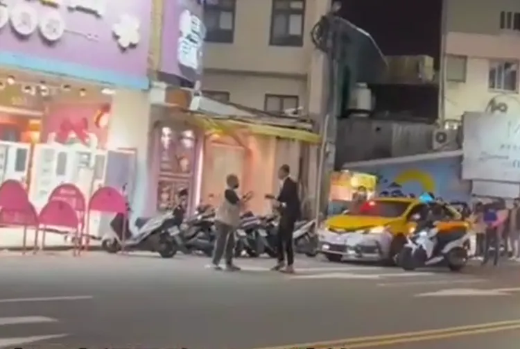 運將與騎士你來我往，當街邊理論邊出手。翻攝社會事新聞影音