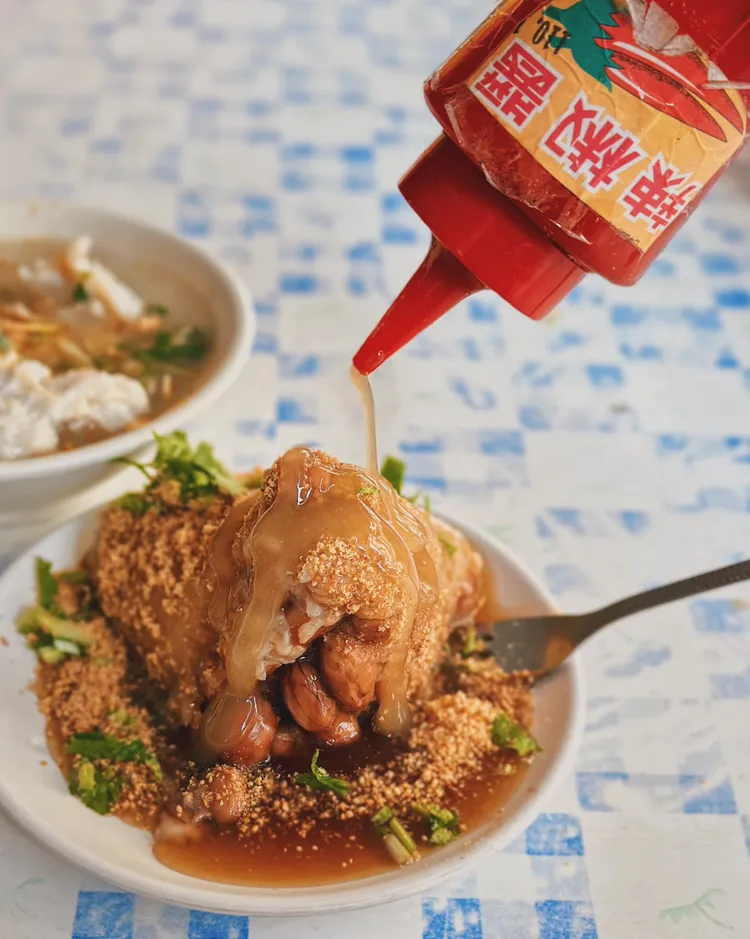 歐陽靖說，台南人吃菜粽一定會加這一味「白辣椒醬」。翻攝臉書「GinOy 歐陽靖」