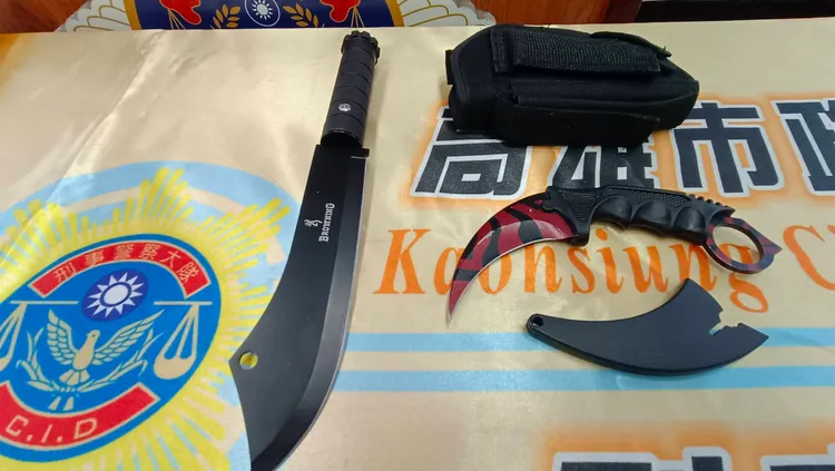 顏姓藥頭怕被黑吃黑，隨身帶著近身格鬥用的科倫比爪刀。讀者提供