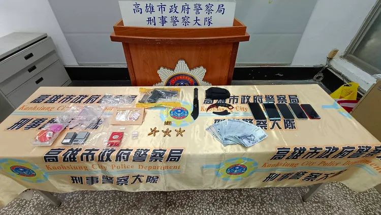 高市刑大破獲顏男為首販毒集團，起出毒品、FNX-9半自動手槍、開山刀、科倫比爪刀、子彈19顆等證物。讀者提供