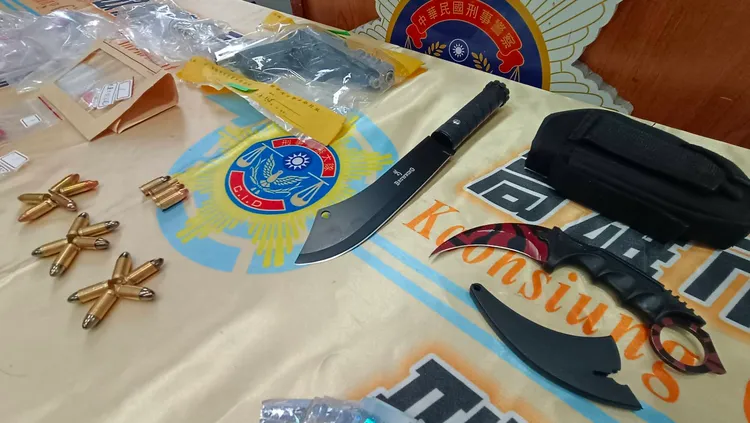 高市刑大破獲顏男為首販毒集團，起出毒品、FNX-9半自動手槍、開山刀、科倫比爪刀、子彈19顆等證物。讀者提供