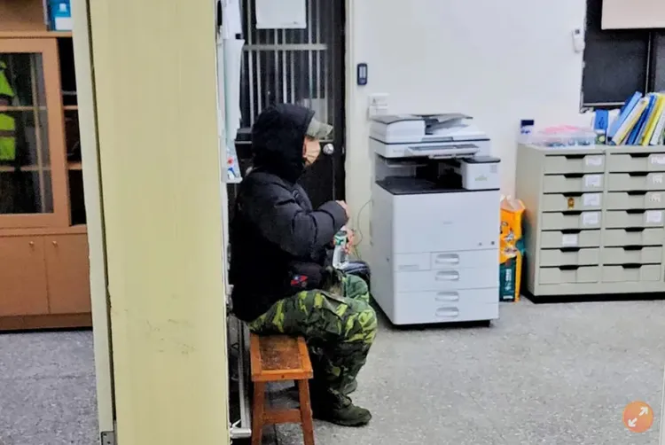 涉射殺狒狒的獵人，在警局應訊。中央社