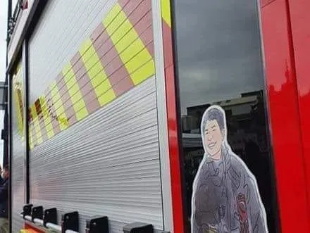 消防車身「有人臉」!竟是街友癌逝後捐400萬而來 乘載「這2人」對消防的愛
