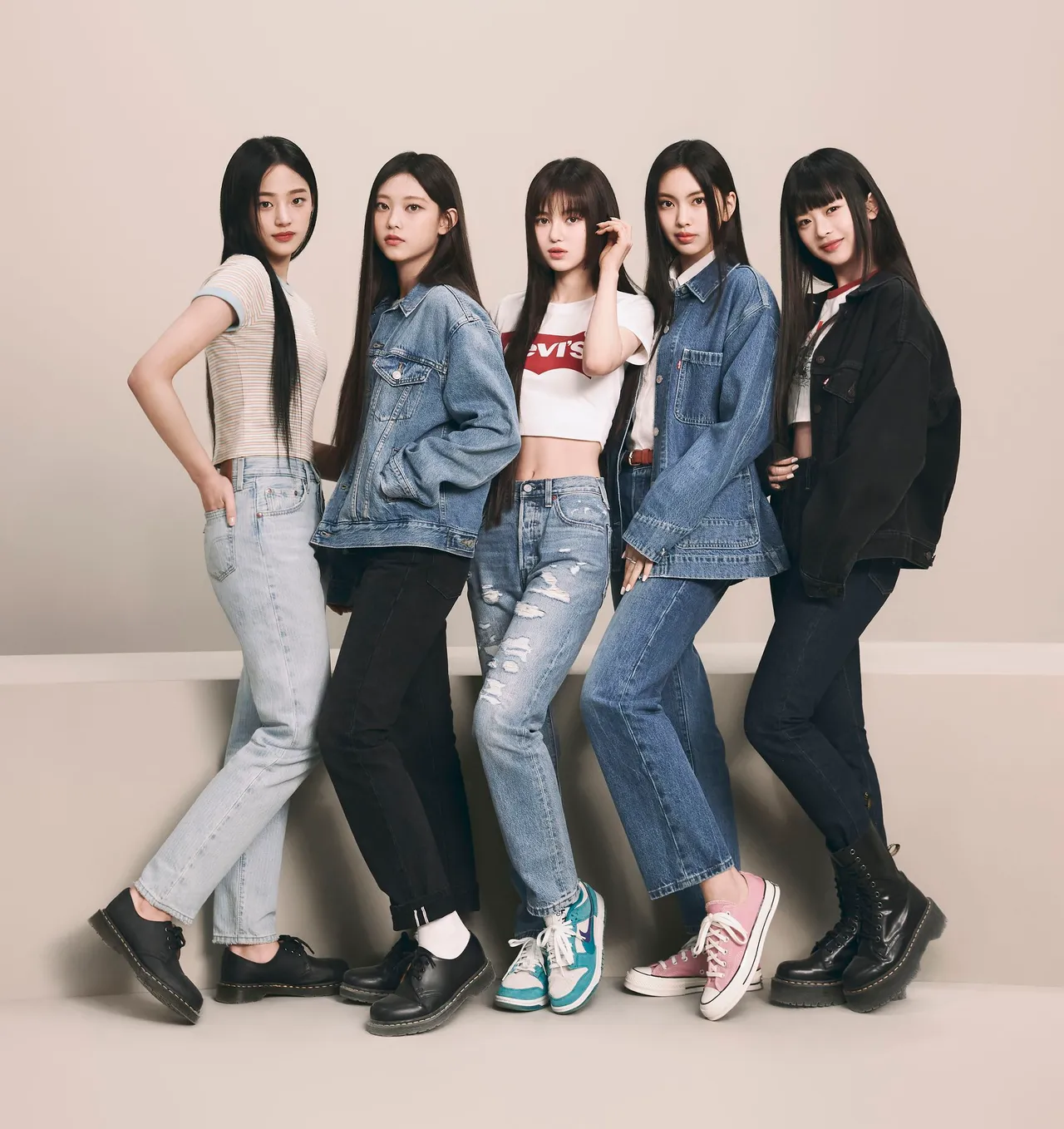 NewJeans以全球品牌大使的身分,在2023年度將與Levi’s攜手,開展經典501丹寧褲今年150周年的慶祝慶典,共同續寫501丹寧傳奇的下一章。品牌提供