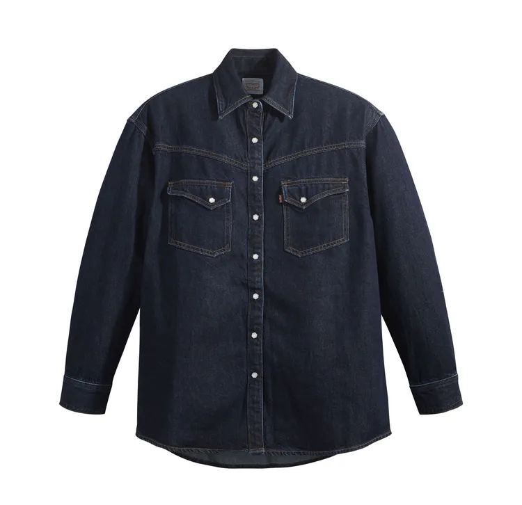  落肩設計丹寧襯衫，2690元。品牌提供