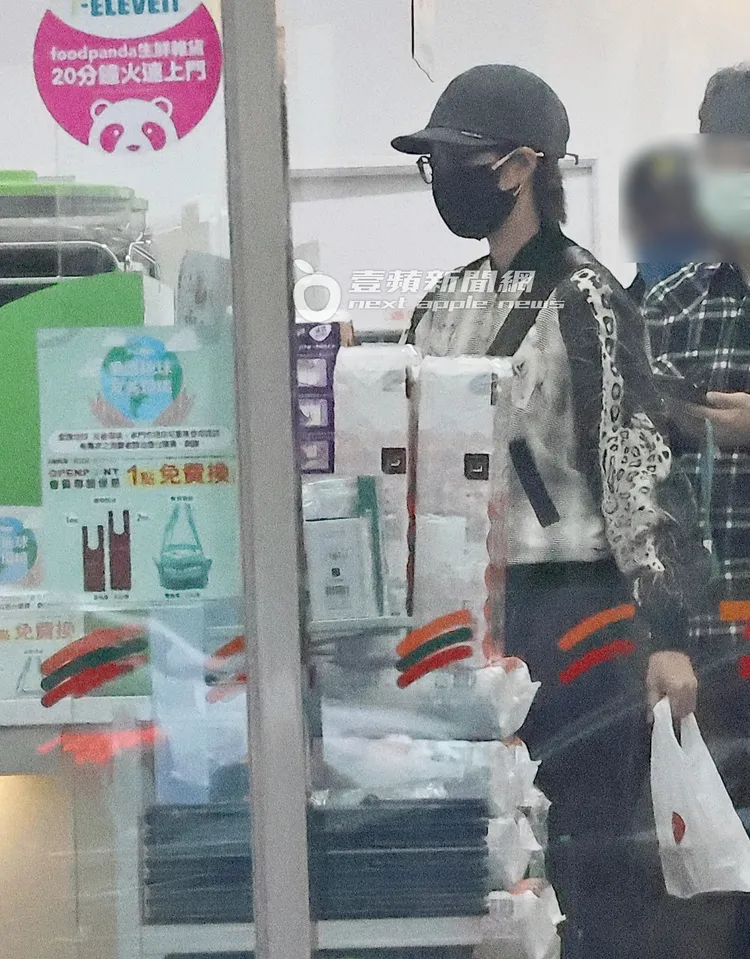 桂綸鎂又停下腳步，走進7-11購物。特勤中心攝