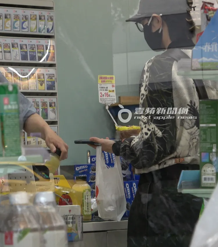 桂綸鎂購買了燕麥飲及果汁。特勤中心攝