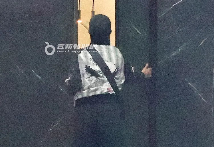 推不開牙醫診所的大門，桂綸鎂冏等員工開門。特勤中心攝