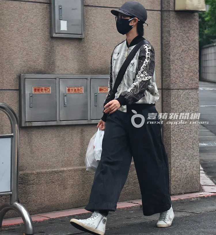 腳程稍快的桂綸鎂走路返家。特勤中心攝