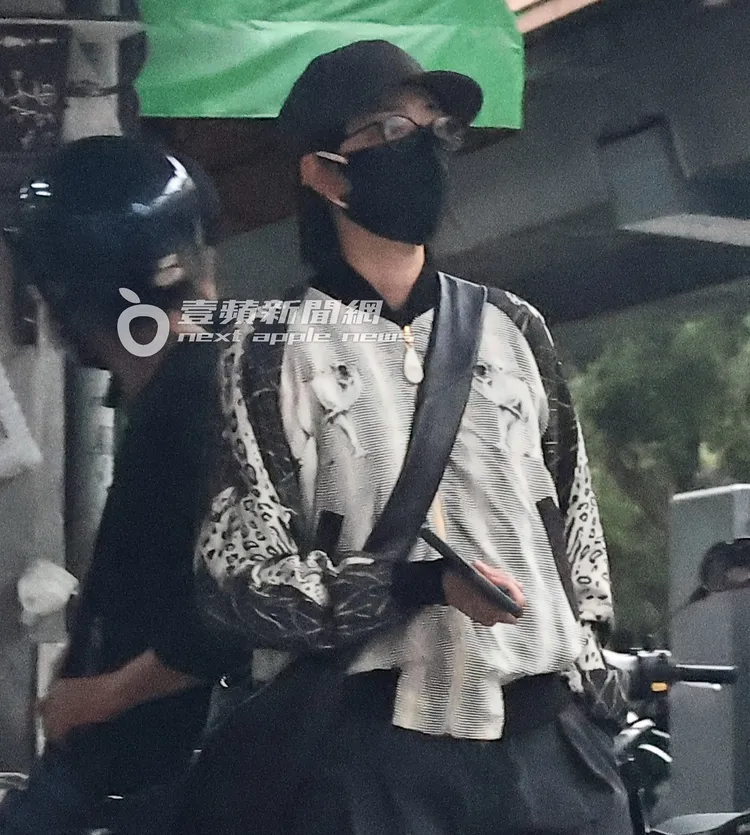 買完肉圓的桂綸鎂持續往住處方向移動。特勤中心攝