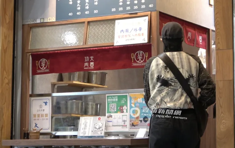 桂綸鎂到附近購買「功夫肉圓」。特勤中心攝