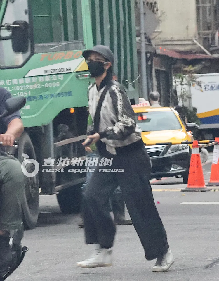 桂綸鎂叫了一輛計程車，小跑步上車。特勤中心攝