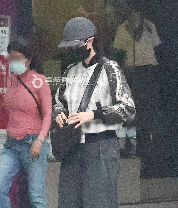 桂綸鎂將皮夾放入隨身包包。特勤中心攝