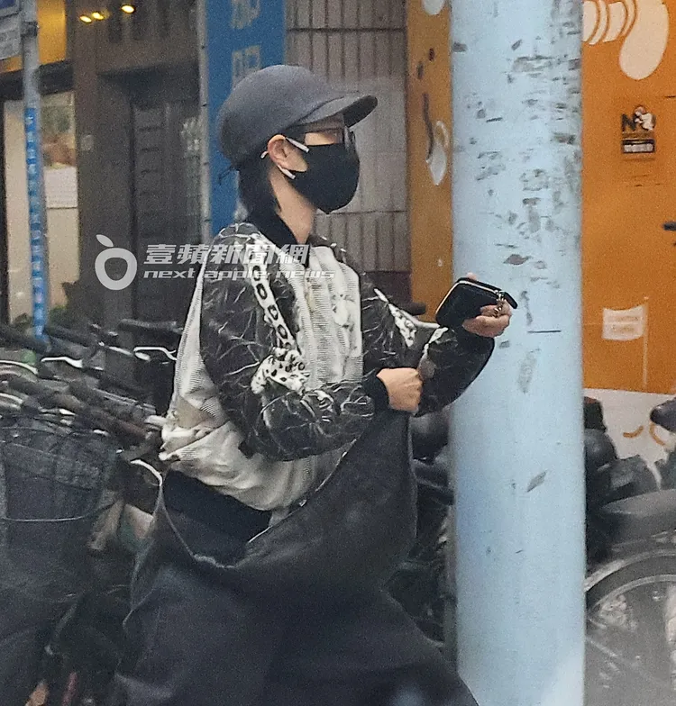 不到10分鐘的車程，桂綸鎂下車走進一間牙醫診所。特勤中心攝