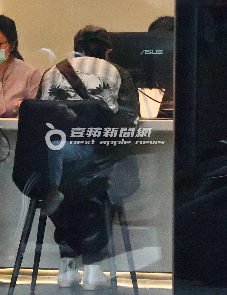 約15分鐘後，桂綸鎂又走出坐在櫃檯填資料，隨即離開。特勤中心攝