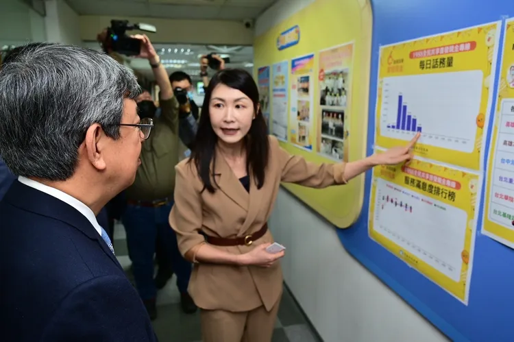 陳建仁聽取1988客服專線中心報告每日話務量。鄭願提供