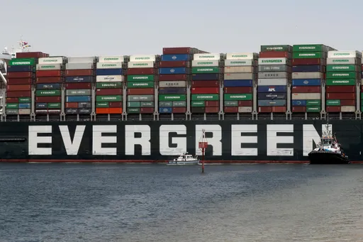 貨櫃船故障一度擱淺蘇伊士運河 航道交通未受影響