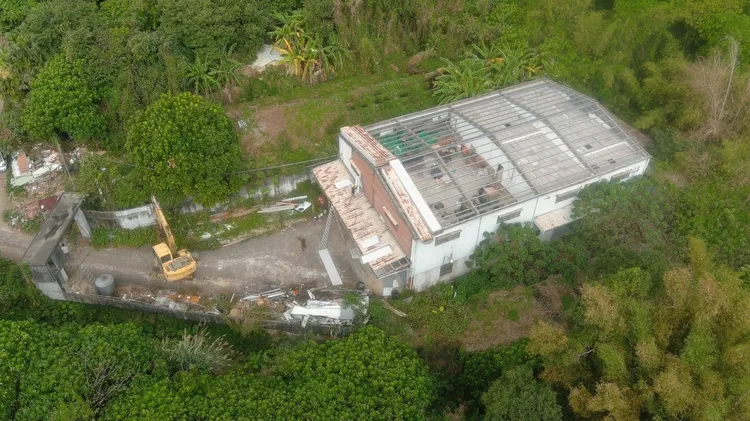 藏身在五股天乙路山區的違建鐵皮屋。蘆洲警分局提供