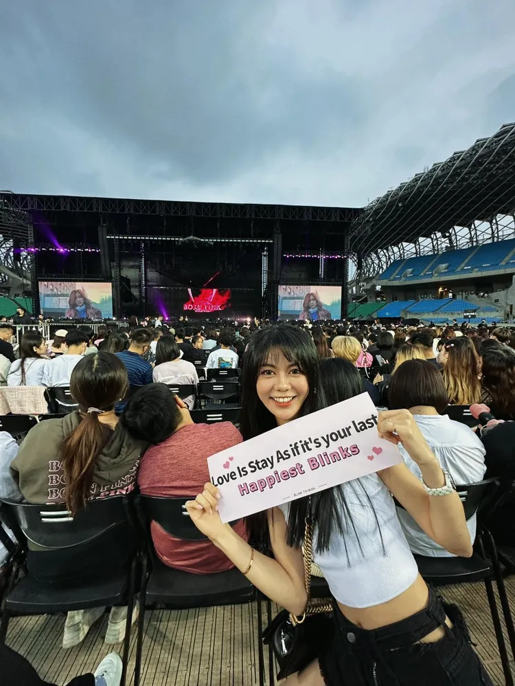 白癡公主這張照片讓網友覺得超毛，「頭身分離了？」翻攝自白癡公主臉書