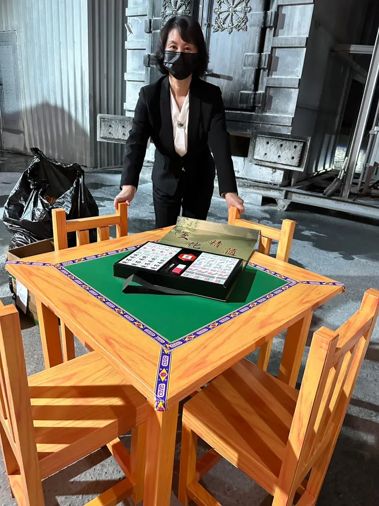 林薇燒麻將桌給媽媽。翻攝林薇臉書