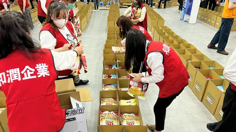 和潤企業員工包裝食物箱。安得烈慈善協會提供