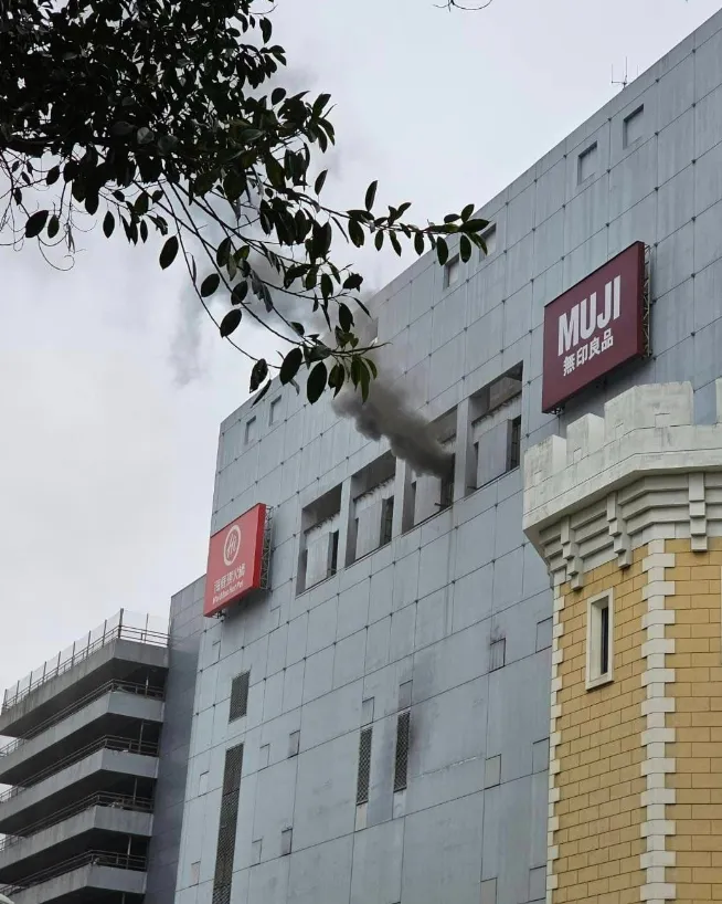 濃煙從6樓竄出。翻攝自再出發，蘆竹南崁資訊大小事資訊分享團