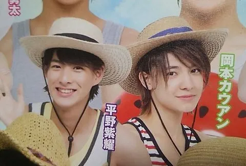 「King & Prince」成員平野紫耀（左）出道前和岡本カウアン隸屬同一個小傑尼斯團體；平野紫耀預計於今年5月退出傑尼斯。翻攝日本yahoo