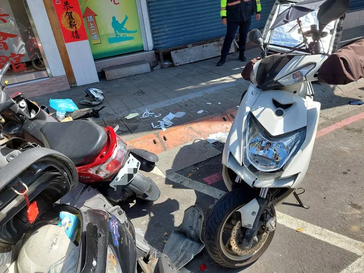 黃男撞倒路邊多輛機車。三重警分局提供