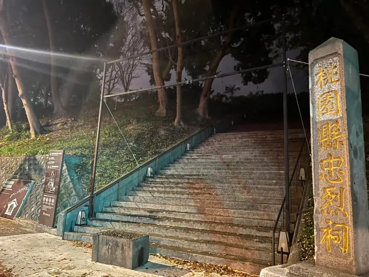 現場有特色的燈籠昨晚已經被人全部卸下。翻攝自黃瓊慧臉書