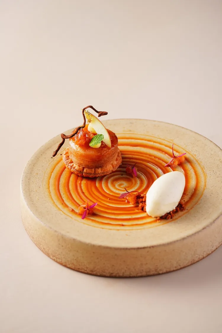 「Papillon」的甜點以焦糖翻轉千層蘋果，搭配貝里斯奶酒冰淇淋。讀者提供