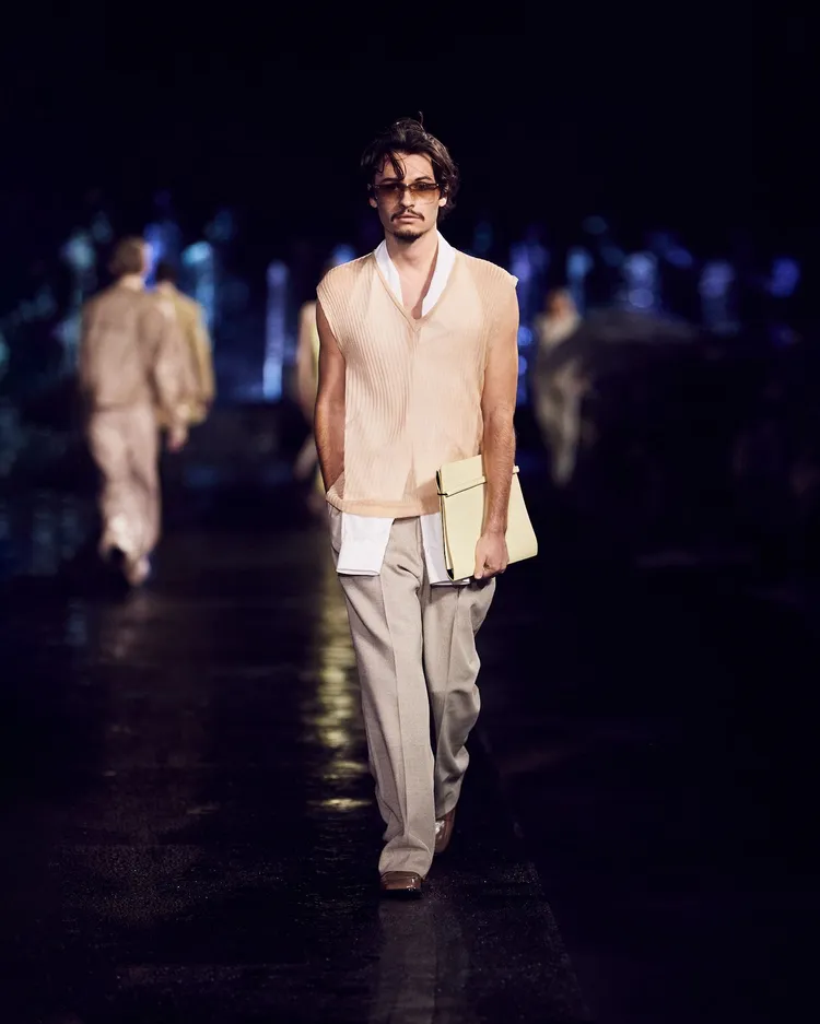 正裝剪裁的核心單品—如西裝、襯衫和風衣，以及特定面料和印花的使用，包括條紋和細紋，均換上清新色調，煥發出不同以往的率性活力。品牌提供