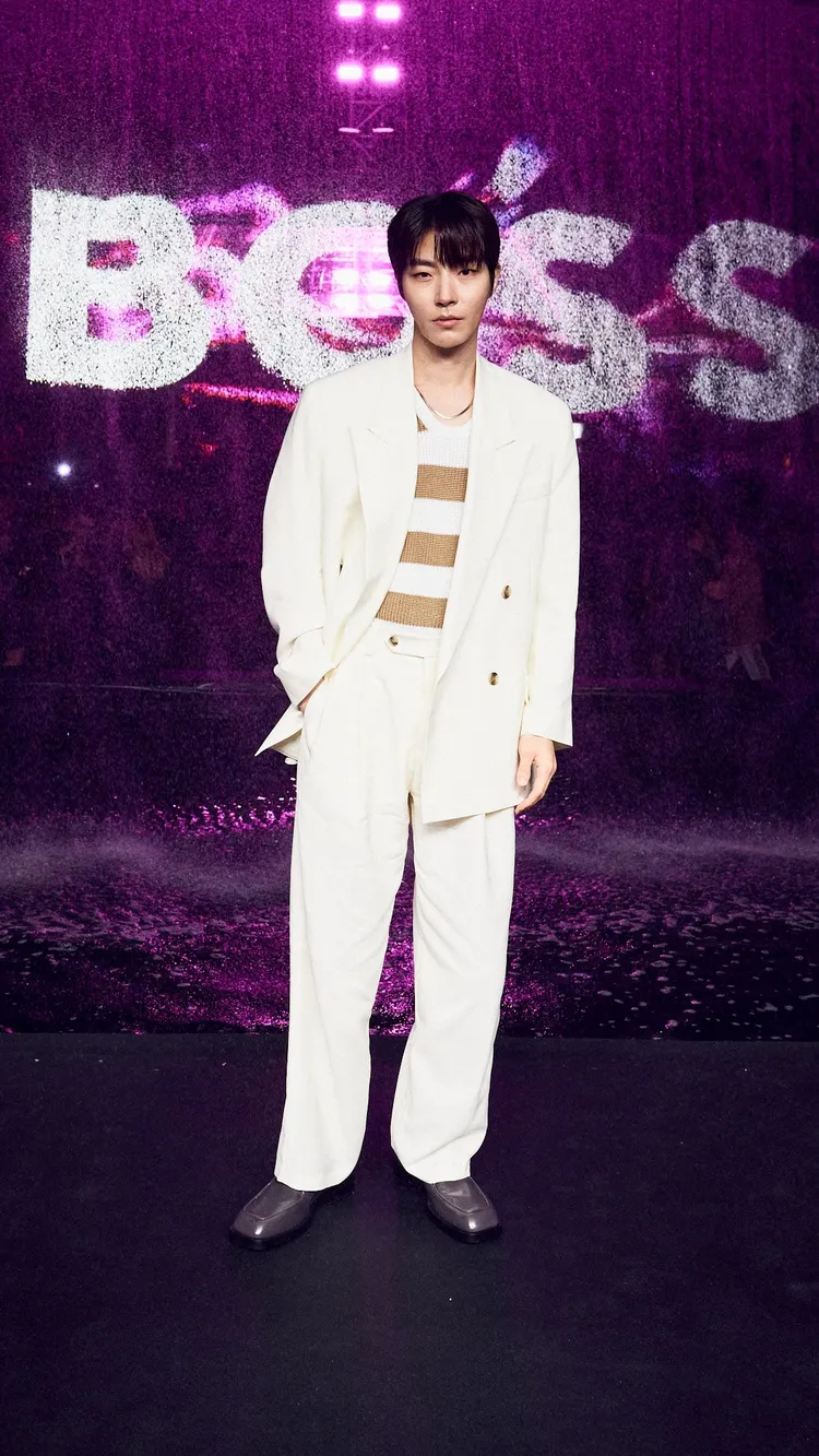 韓國男星黃寅燁帥氣西裝造型看秀。品牌提供