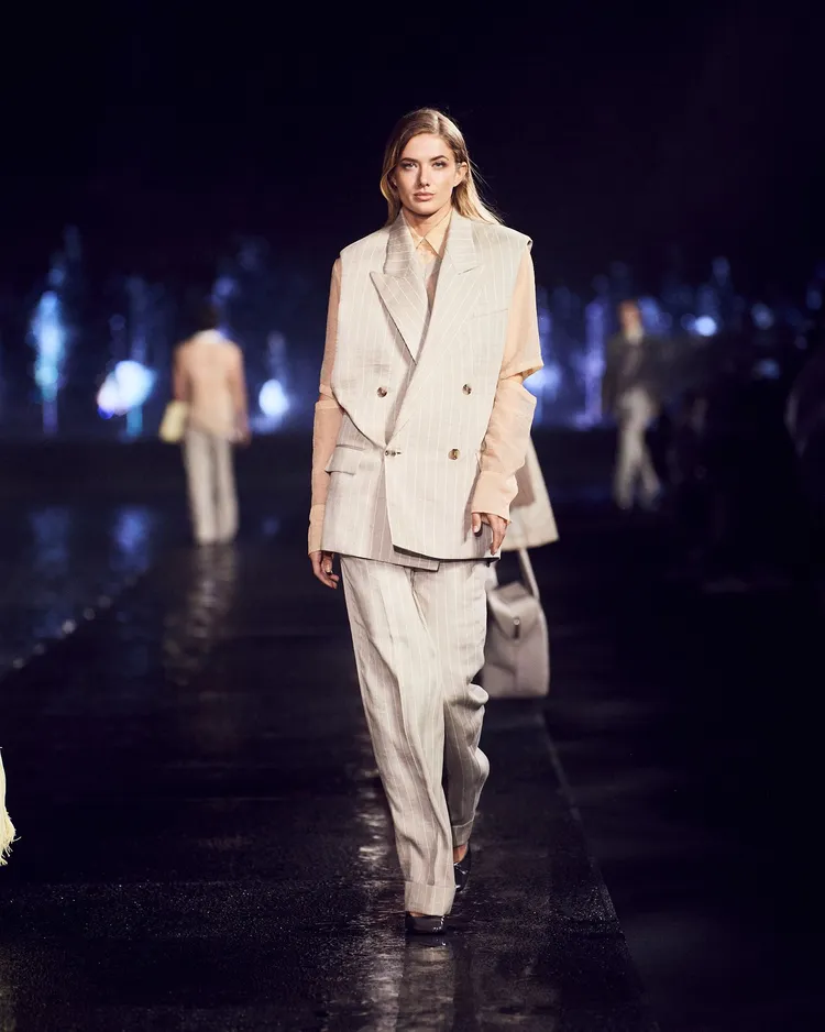 BOSS 2023春夏系列時裝秀，以現代風貌重塑傳統正裝剪裁為設計核心。品牌提供