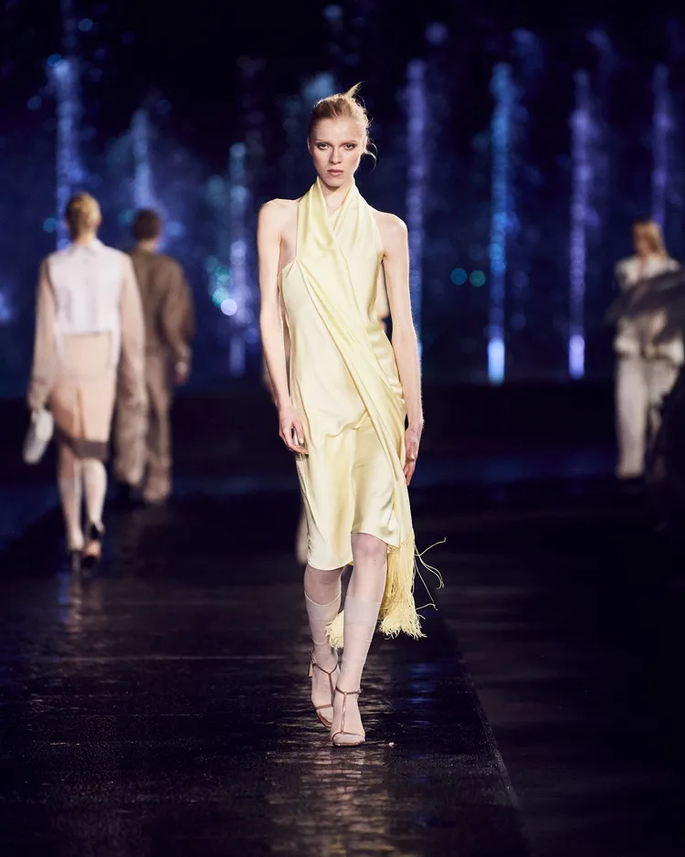 BOSS 2023春夏系列展示了一種輕盈、且帶有褶皺的獨特面料，混合如奶油質感的絲綢與光滑尼龍，經過層壓工藝後再染上色彩。品牌提供