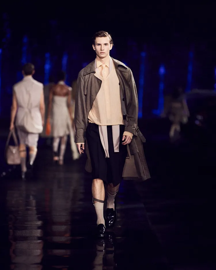 輕盈材質、透明織物與精緻鏤空設計，引出一抹雲淡風輕的慾望氣息。品牌提供