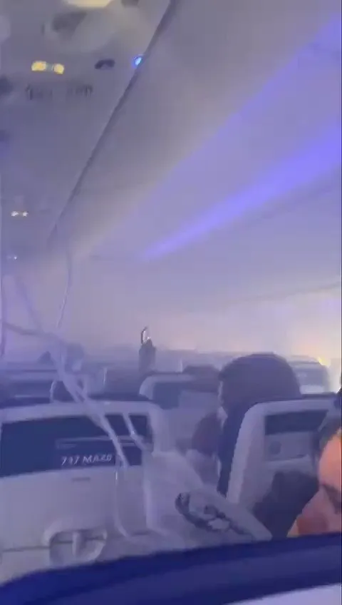 空中驚魂！波音737客艙煙霧瀰漫　機長急折返疏散乘客