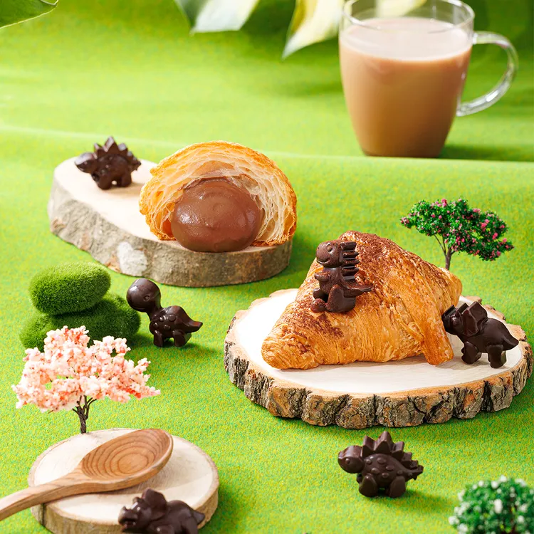 「麥可恐龍可頌」，使用美祿經典的麥芽巧克力粉製成爆漿卡士達內餡，可頌上點綴恐龍造型巧克力。業者提供