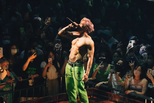 香港歌手搭上「鮭魚之亂」爽嗑免費壽司　揪高爾宣婁峻碩Marz23寫主題曲