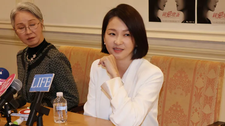 六月（右）分享育兒甘苦，左為李璇。莊宗達攝