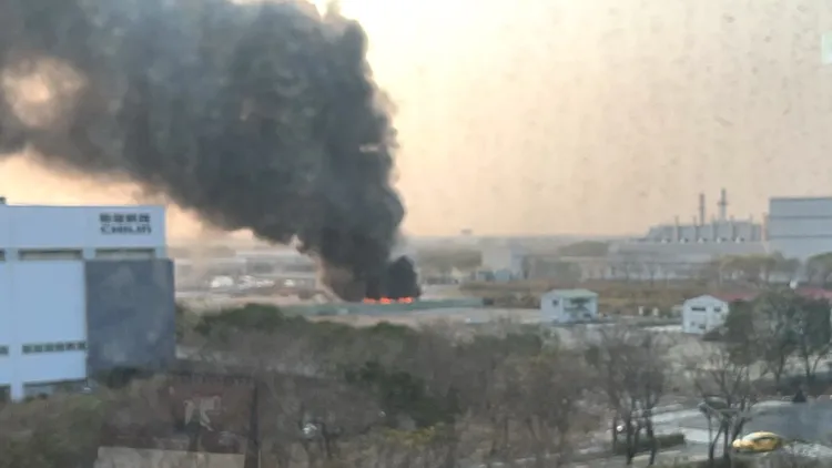 樹谷園區一處廠房濃煙竄天。讀者提供