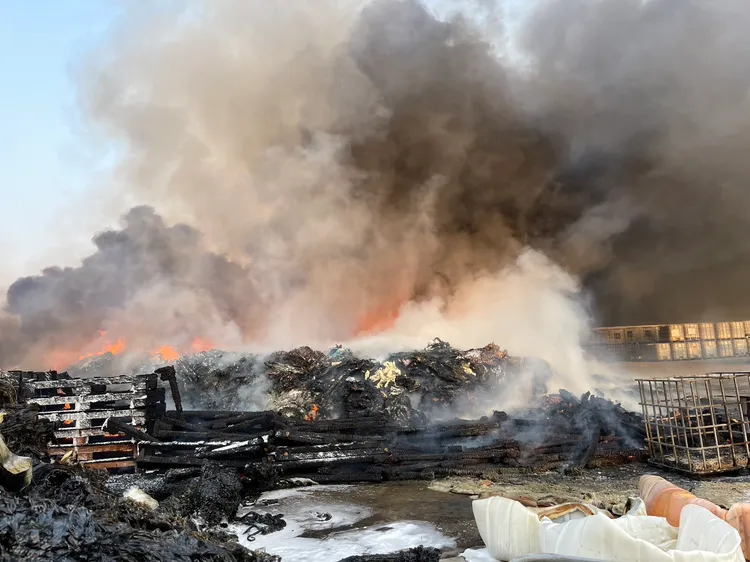 現場堆置大量易燃物，火勢一發不可收拾。讀者提供