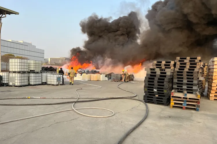 消防局派員前往灌救。讀者提供